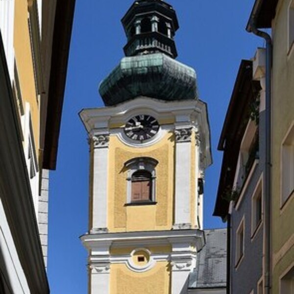 Stadtpfarrkirche Gmunden Südseite / Benedicta10 auf wikipedia Stadtpfarrkirche Gmunden Südseite