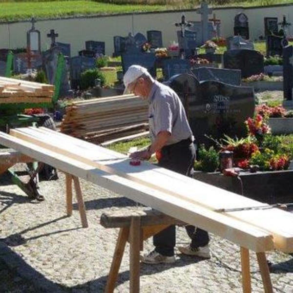 Foto: © Adolf Aumüller;  Sanierung Friedhofsmauer; Einsatz von Freiwilligen