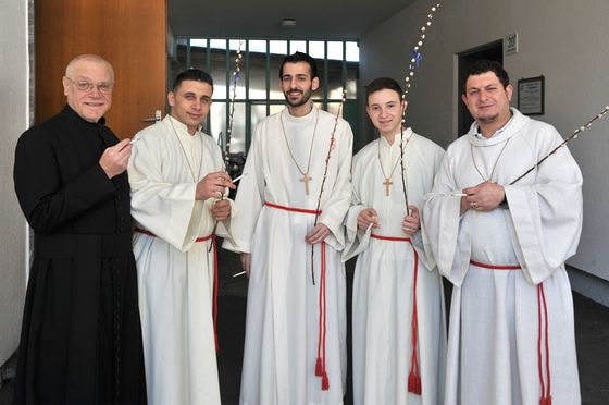Pfarrer Franz Zeiger mit seinen Ministranten: den syrischen Christen George Karkour, Yamen Karkur und Qussai Almenem sowie Mohamad Franz Charfan, der in der Osternacht getauft wird.