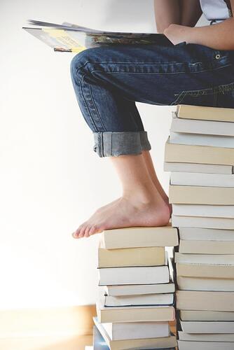 auf Bücher sitzend