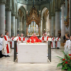 Eucharistiefeier: Bischof Manfred Scheuer mit den neugeweihten Diakonen.