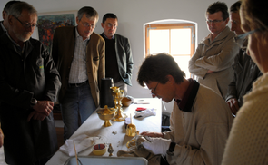 Restaurator Stephan Rudolph reinigt einen zerlegten Kelch. © Kunstreferat