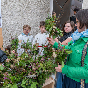 Palmsonntag / Foto Haijes Palmsonntag Pfarre Kirchdorf an der KremsKath. Jungschar bot selbst gebundene Palmbuschen an, der Erlös ist fürs Jungscharlager