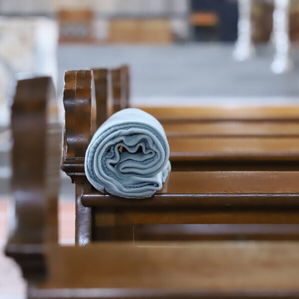 https://www.pfarrbriefservice.de/image/kirchenbaenke-und-bereit-liegende-decken-0?vm=download&rdm=qIwkt4NKV2Zp